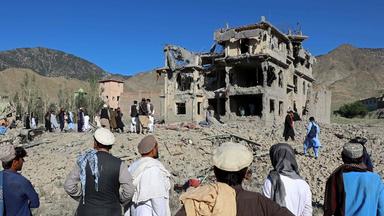 Afghanische Einwohner betrachten am 29.06.2026 die Trümmer eines Gebäudes, das bei einem pakistanischen Luftangriff auf ein Dorf in der afghanischen Provinz Paktia beschädigt wurde. 