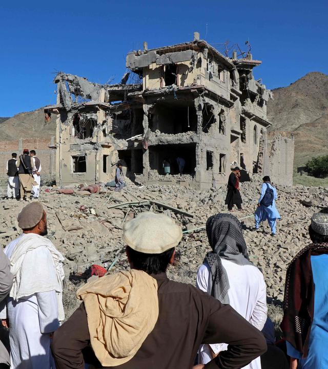 Afghanische Einwohner betrachten am 29.06.2026 die Trümmer eines Gebäudes, das bei einem pakistanischen Luftangriff auf ein Dorf in der afghanischen Provinz Paktia beschädigt wurde. 