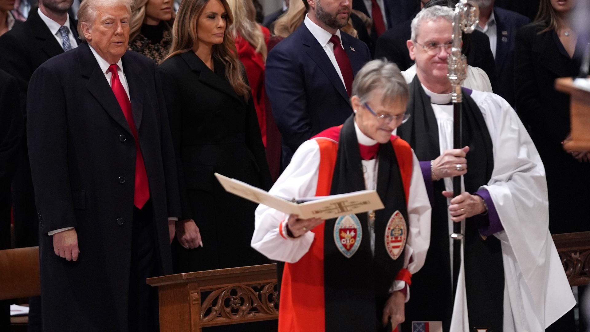Präsident Donald Trump, links, sieht zu, wie Bischöfin Mariann Edgar Budde, zweite von rechts, zum nationalen Gebetsgottesdienst in der Washington National Cathedral in Washington kommt. 