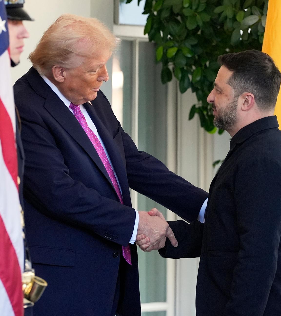 US-Präsident Donald Trump (l) begrüsst den ukrainischen Präsidenten Wolodymyr Selenskyj vor dem Weißen Haus. 