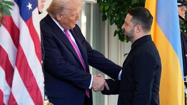 US-Präsident Donald Trump (l) begrüsst den ukrainischen Präsidenten Wolodymyr Selenskyj vor dem Weißen Haus. 