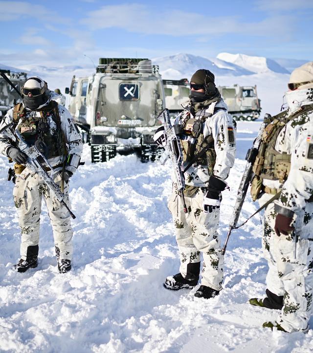 15.03.2026, Norwegen, Bardufoss: Gebirgsjäger stehen während der Militärübung "Cold Response 26» im Schnee.