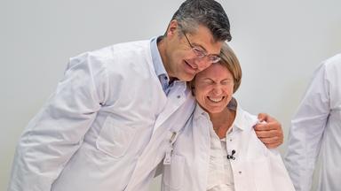 Zwei Ärzte des Universitätsklinikum Tübingen freuen sch über die Geburt