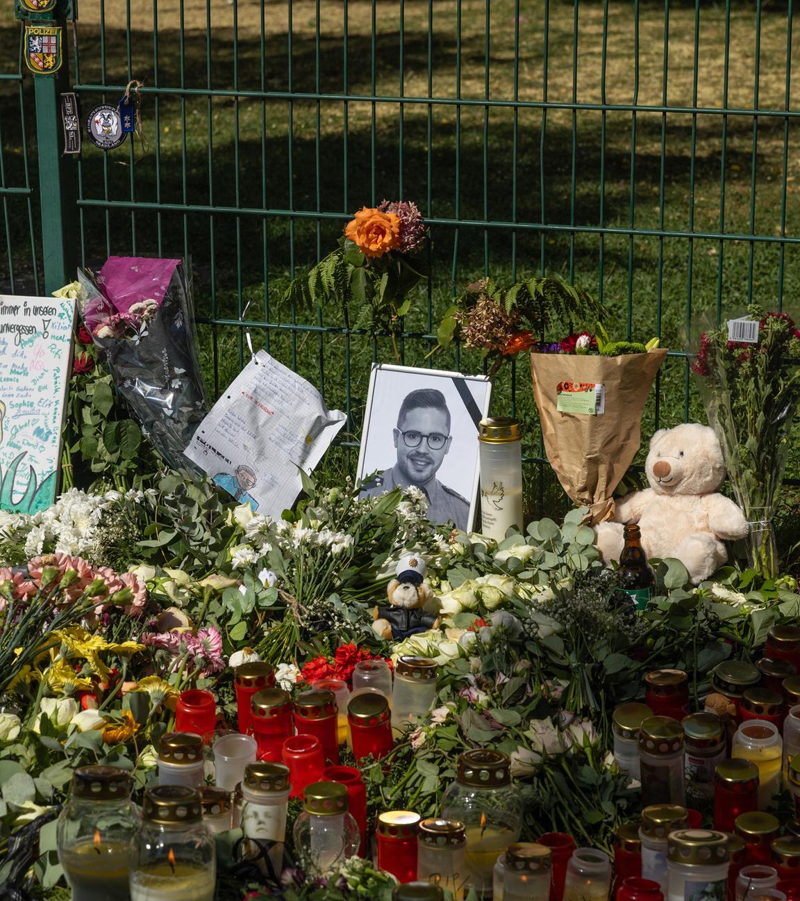 Nach der Tötung von Polizeioberkommissar Simon B. liegen ein Meer von Blumen und Kerzen am Tatort in der Nähe des Stadtbades Völklingen