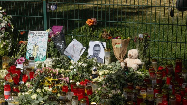 Nach der Tötung von Polizeioberkommissar Simon B. liegen ein Meer von Blumen und Kerzen am Tatort in der Nähe des Stadtbades Völklingen
