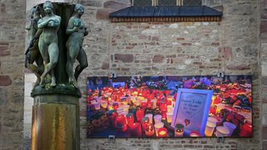 Ein Plakat hängt an der Ulrichskirche, wo die öffentliche Gedenkveranstaltung zum Attentat vor fünf Jahren stattfinden wird, aufgenommen am 08.10.2024