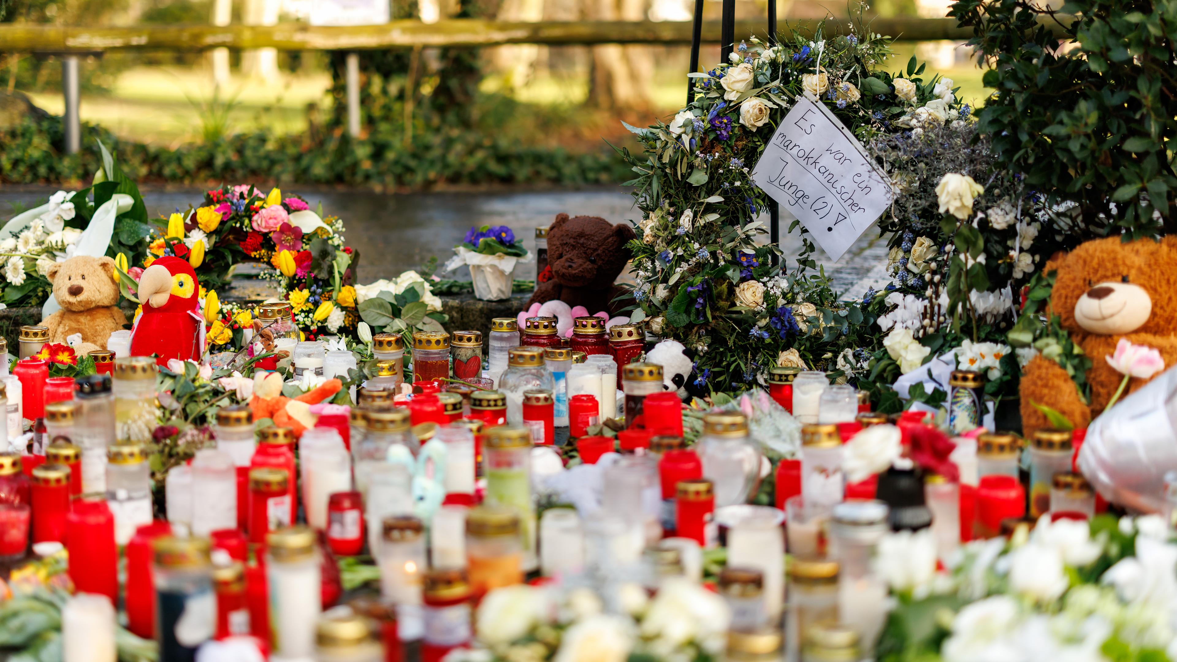 Bayern, Aschaffenburg: Zahlreiche Kerzen und Blumen sind im Park Schöntal in Gedenken an die Opfer des tödlichen Messerangriffs aufgestellt. Archivbild