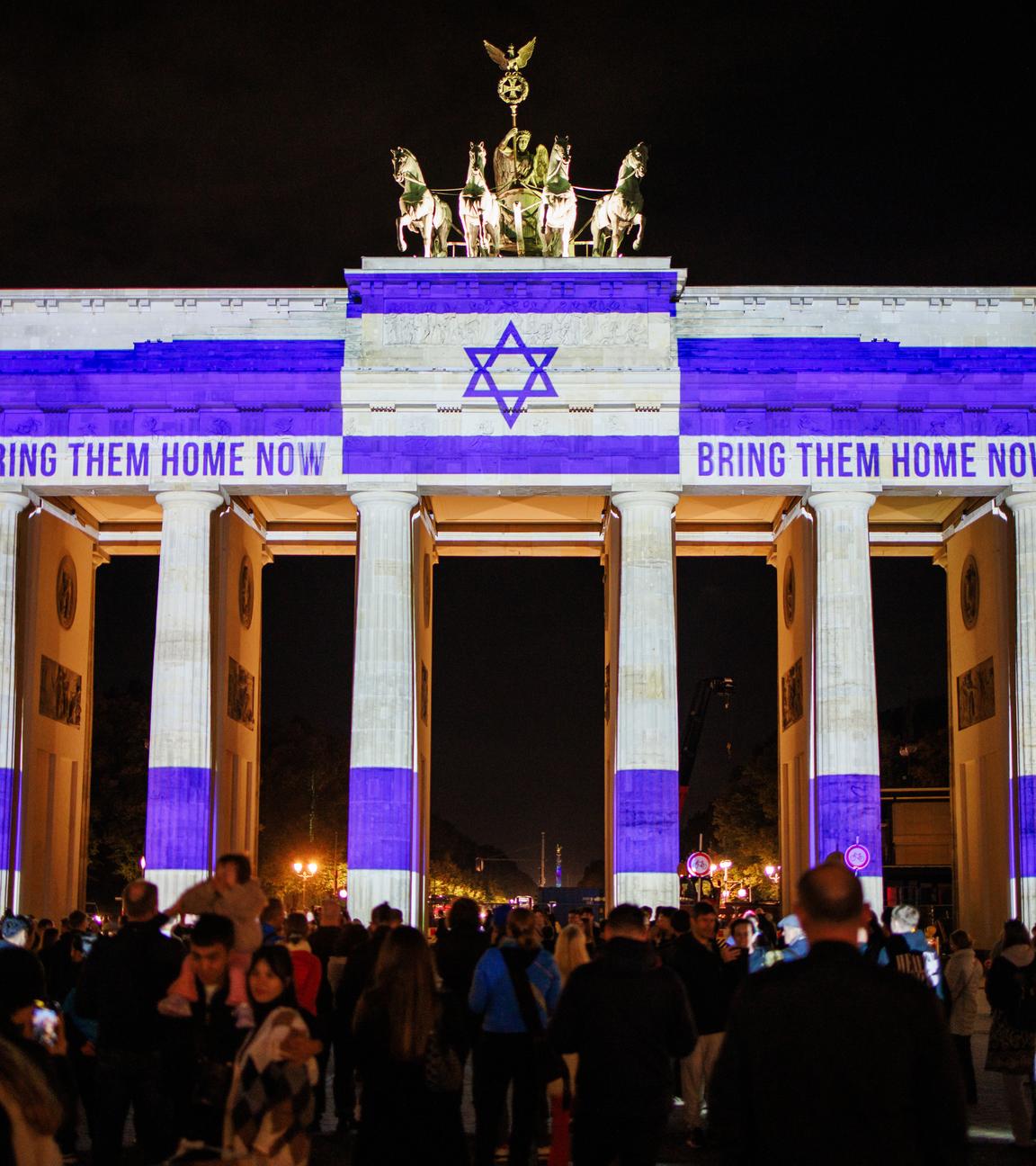 07.10.2024: Das Brandenburger Tor ist zum Gedenken an den Angriff auf Israel am 07. Oktober in den Farben der israelischen Nationalflagge beleuchtet und zeigt in Anspielung auf die von der Hamas-Terrororganisation am 07. Oktober 2023 entführten Geiseln „Bringt sie jetzt nach Hause“ in Berlin, Deutschland, 07. Oktober 2024.