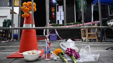 Am 14. 7. 2026 wurden vor der Bar „Rong Beer Na Lat Phrao“ in Bangkok Opfergaben für die Betroffenen niedergelegt.