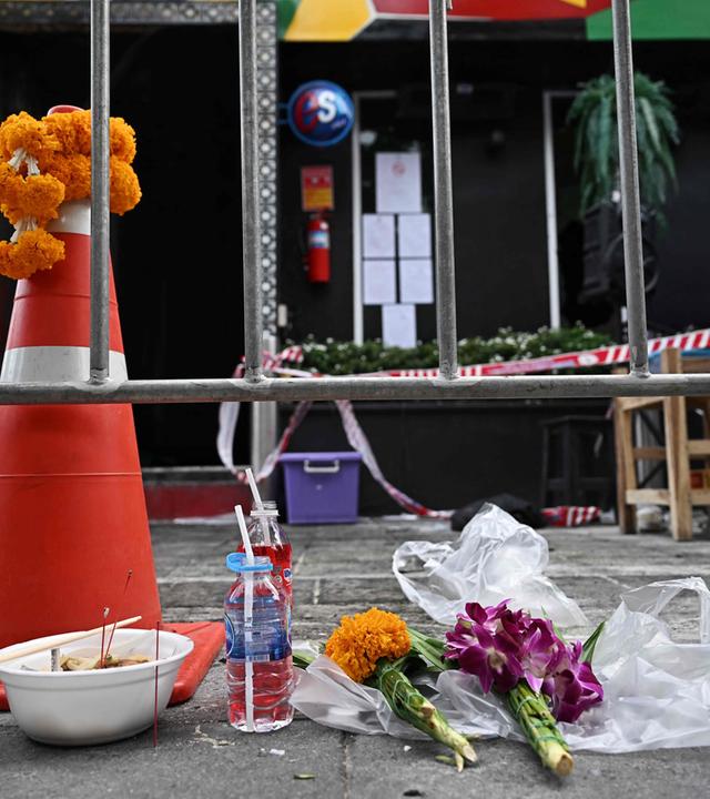 Am 14. 7. 2026 wurden vor der Bar „Rong Beer Na Lat Phrao“ in Bangkok Opfergaben für die Betroffenen niedergelegt.