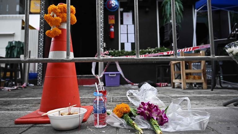 Am 14. 7. 2026 wurden vor der Bar „Rong Beer Na Lat Phrao“ in Bangkok Opfergaben für die Betroffenen niedergelegt.