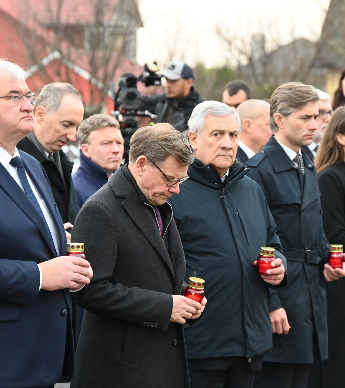 24. Februar 2026, Bucha, Woiwodschaft Pommern, Ukraine: Gedenkgegenstände liegen im Schnee in der Nähe einer Brücke in Irpin und erinnern an den vierten Jahrestag des umfassenden Einmarsches Russlands in die Ukraine.