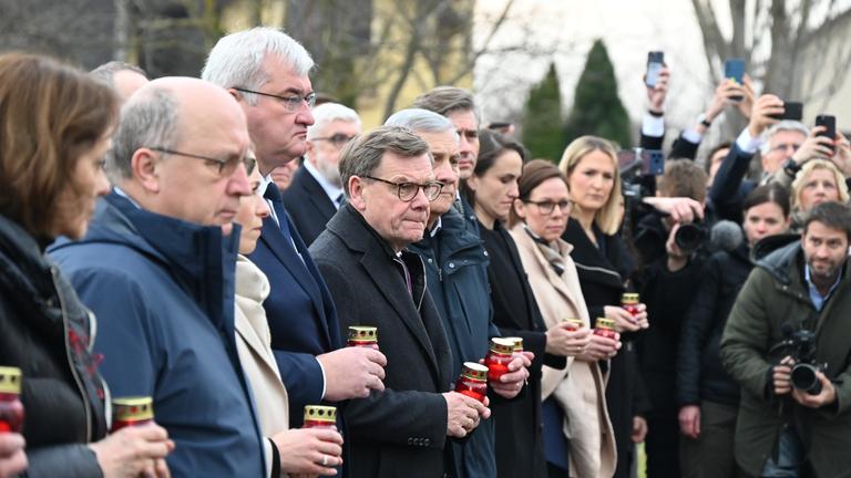 Die Gedenkfeier zum Jahrestag der Befreiung von Butscha. Außenminister Wadephul nimmt Teil und hält eine Kerze in der Hand. Neben ihm steht der ukrainische Außenminister Sybiha, mit ebenfalls einer Kerze in der Hand