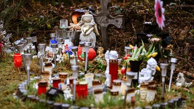 Archiv:  Kerzen, Blumen und Figuren liegen am Fundort an der Landesgrenze zwischen Rheinland-Pfalz und Nordrhein-Westfalen.