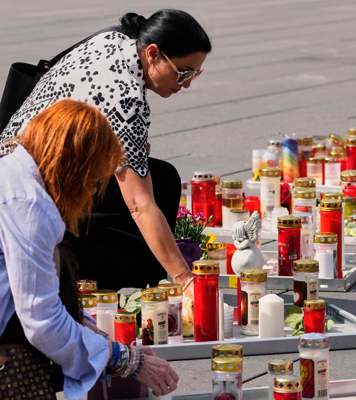 Menschen zünden auf dem Hauptplatz Kerzen an, nachdem ein ehemaliger Schüler am Vortag in einer Schule mehrere Menschen tötete und viele weitere verletzte.