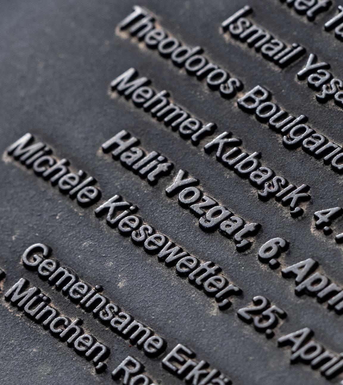 Kassel: Namen von Opfern stehen auf einer Stele bei der Gedenkfeier zum Todestag von NSU-Opfer Halit Yozgat.