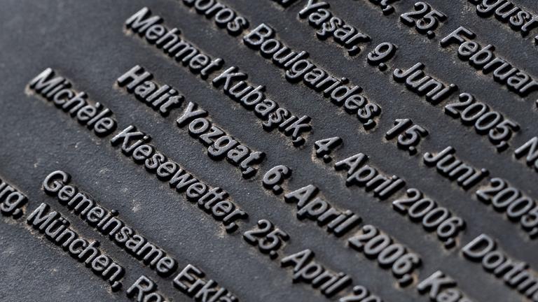 Kassel: Namen von Opfern stehen auf einer Stele bei der Gedenkfeier zum Todestag von NSU-Opfer Halit Yozgat.