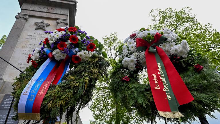  Kränze der russischen und belarussischen Botschaften stehen zum Gedenken am 80. Jahrestag des sogenannten Elbe Day vor dem Mahnmal der Begegnung in Torgau.  