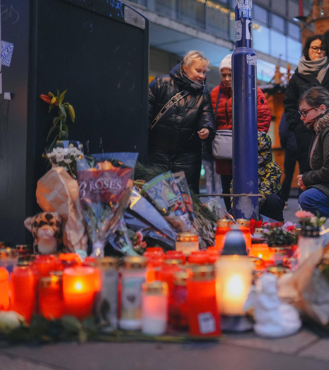 Magdeburg Anschlag auf den Magdeburger Weihnachtsmarkt, Sachsen-Anhalt, 20.12.2024 Trauer nach dem Attentat, Blumen und Kerzen werden niedergelegt, Anschlag auf den Magdeburger Weihnachtsmarkt, Sachsen-Anhalt,