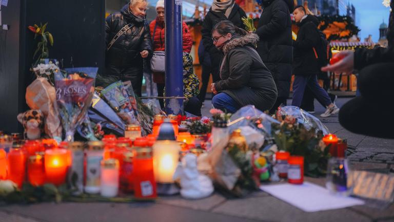 Magdeburg Anschlag auf den Magdeburger Weihnachtsmarkt, Sachsen-Anhalt, 20.12.2024 Trauer nach dem Attentat, Blumen und Kerzen werden niedergelegt, Anschlag auf den Magdeburger Weihnachtsmarkt, Sachsen-Anhalt,