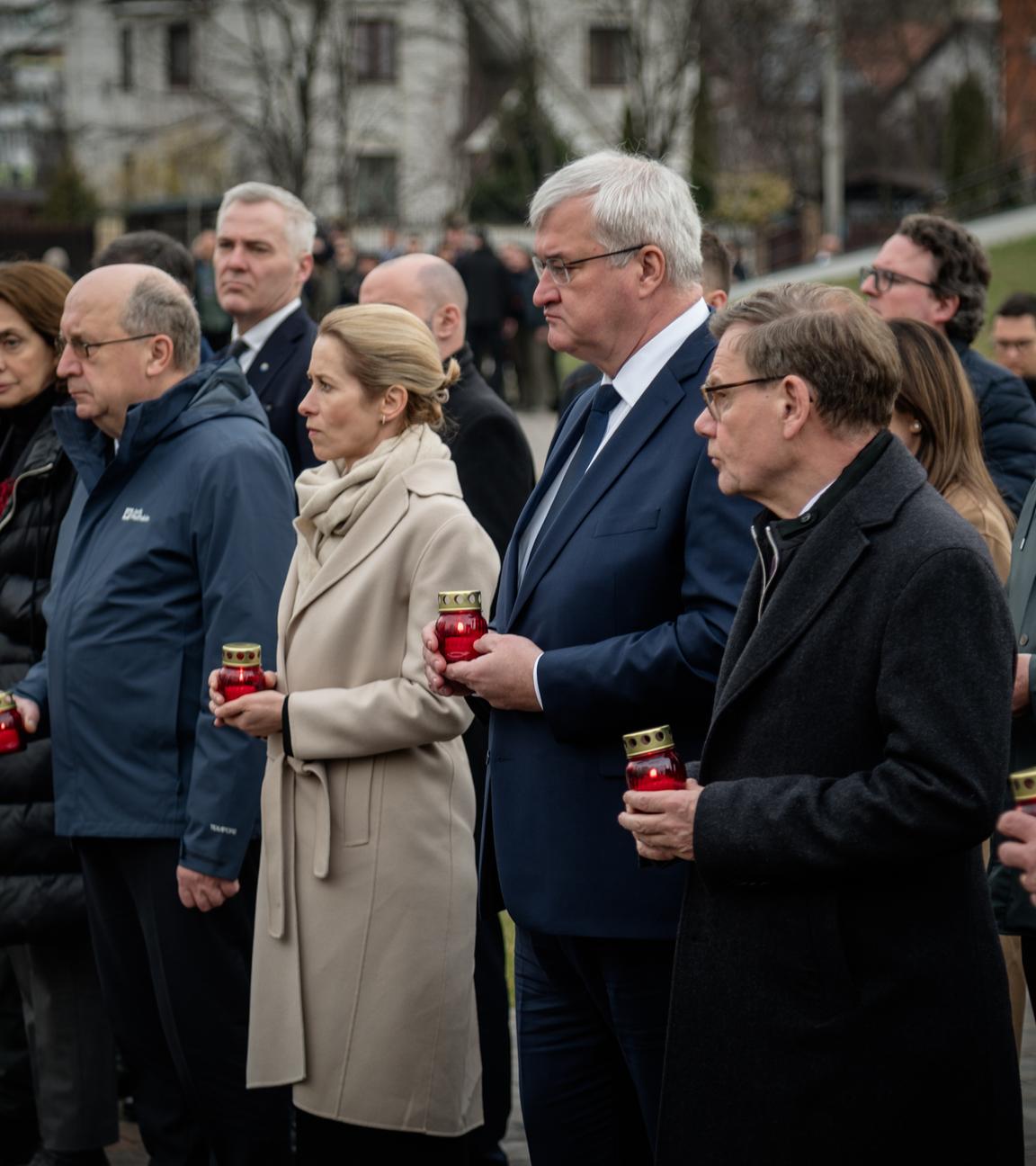 EU-Spitzenpolitiker nehmen an der Gedenkfeier des Masskers von Butscha teil