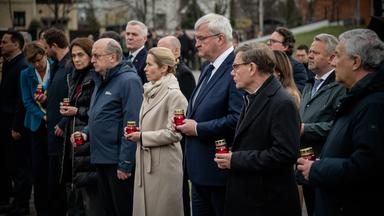 EU-Spitzenpolitiker nehmen an der Gedenkfeier des Masskers von Butscha teil