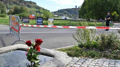 Rote Rosen, die nach einer Schießerei auf einer Rave-Party in Aarau, Schweiz, am 30.08.2026 in einen Brunnen gelegt wurden. 