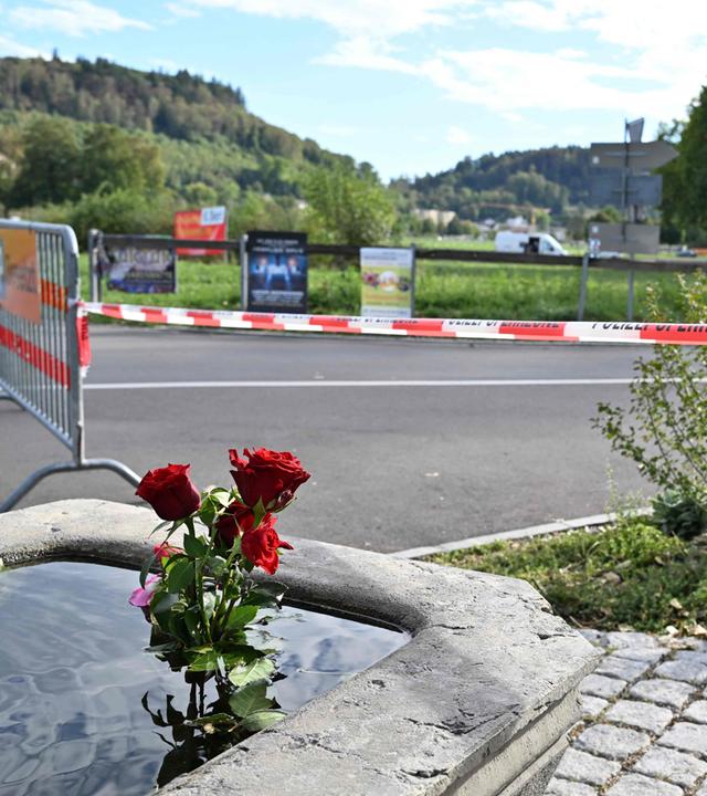 Rote Rosen, die nach einer Schießerei auf einer Rave-Party in Aarau, Schweiz, am 30.08.2026 in einen Brunnen gelegt wurden. 