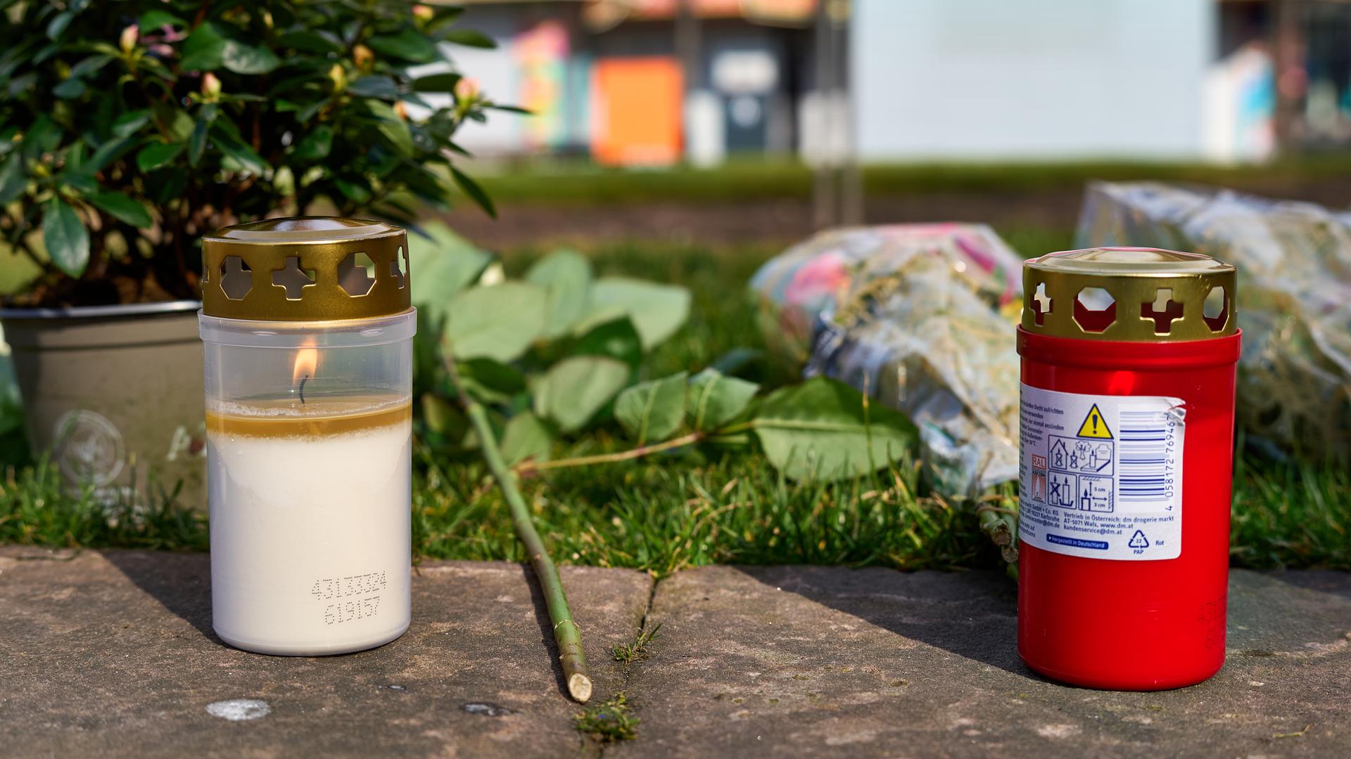 Am Tag nach der Todesfahrt von Mannheim, Blumen und Grabkerzen an der Gedenkstelle für die Opfer am Paradeplatz