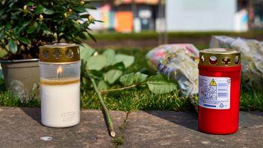 Am Tag nach der Todesfahrt von Mannheim, Blumen und Grabkerzen an der Gedenkstelle für die Opfer am Paradeplatz