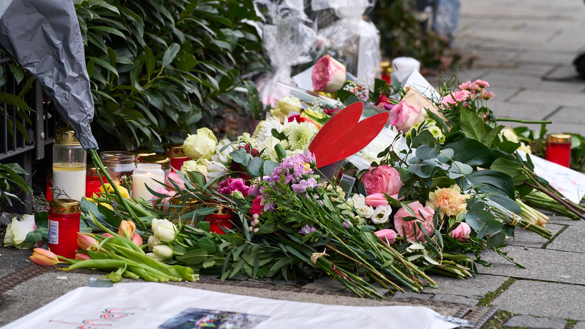 Gedenkstelle am Tatort des mutmaßlichen Auto Anschlag in München einen Tag nach der Tat mit Grabkerzen und Blumen