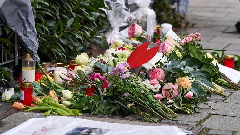 Gedenkstelle am Tatort des mutmaßlichen Auto Anschlag in München einen Tag nach der Tat mit Grabkerzen und Blumen
