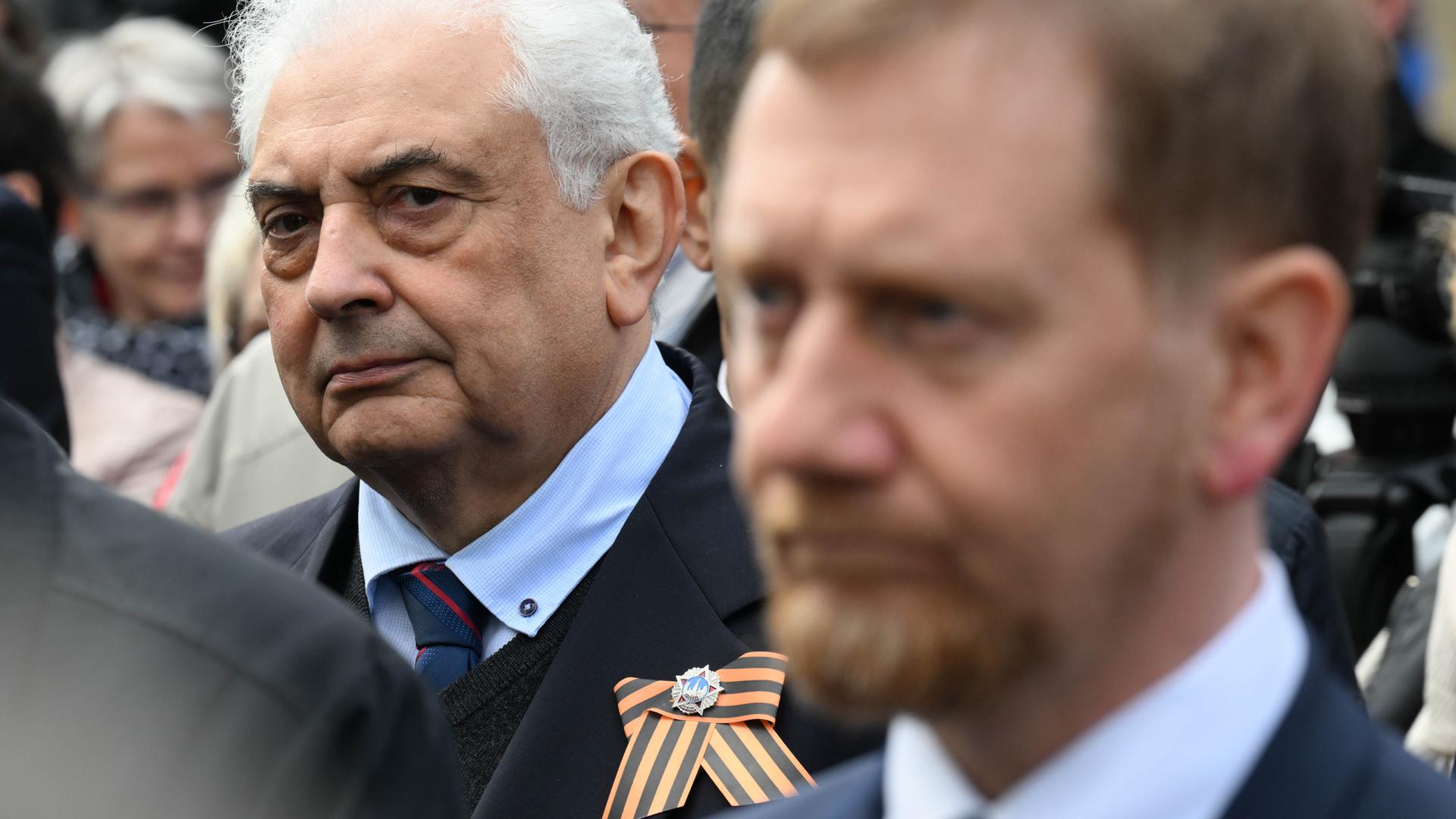 Sergej Netschajew (l), russischer Botschafter in Deutschland, und Michael Kretschmer (CDU), Ministerpräsident von Sachsen, nehmen am Gedenken zum 80. Jahrestag des sogenannten Elbe Day am Mahnmal der Begegnung in Torgau teil.