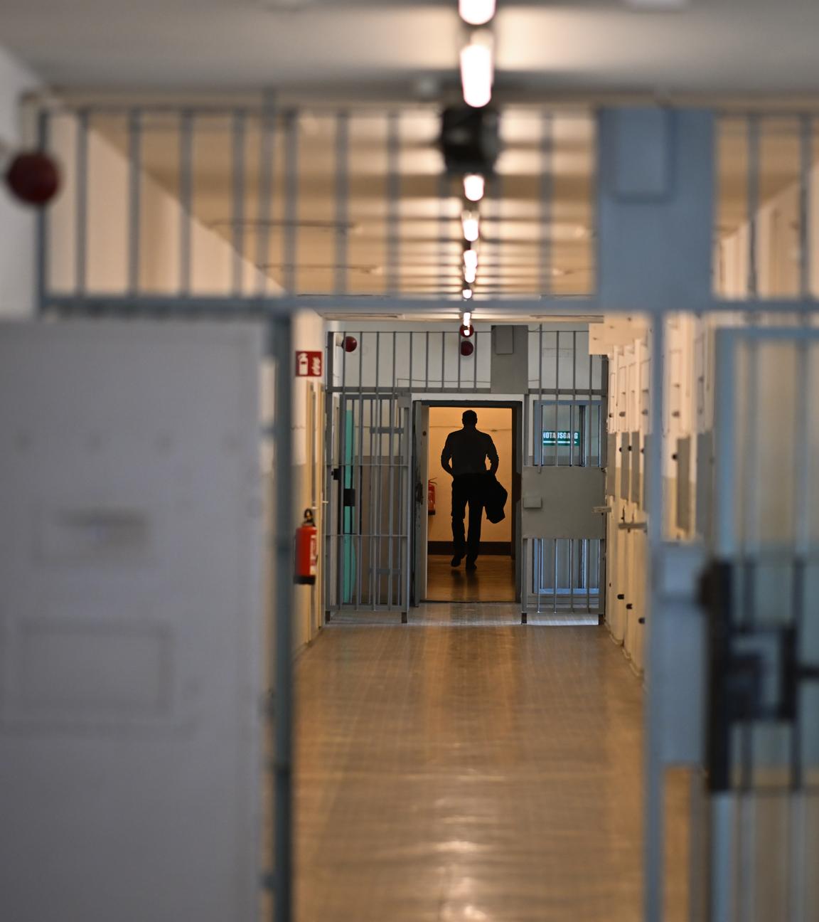  Ein Mann geht in der Gedenkstätte Hohenschönhausen durch einen Gang. Heute findet die Gedenkfeier der Bundesregierung zum Volksaufstand 17. Juni für die Opfer des Volksaufstandes statt.