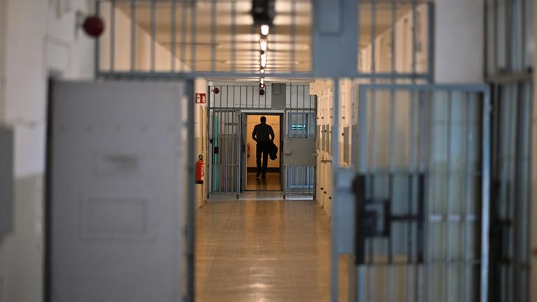  Ein Mann geht in der Gedenkstätte Hohenschönhausen durch einen Gang. Heute findet die Gedenkfeier der Bundesregierung zum Volksaufstand 17. Juni für die Opfer des Volksaufstandes statt.