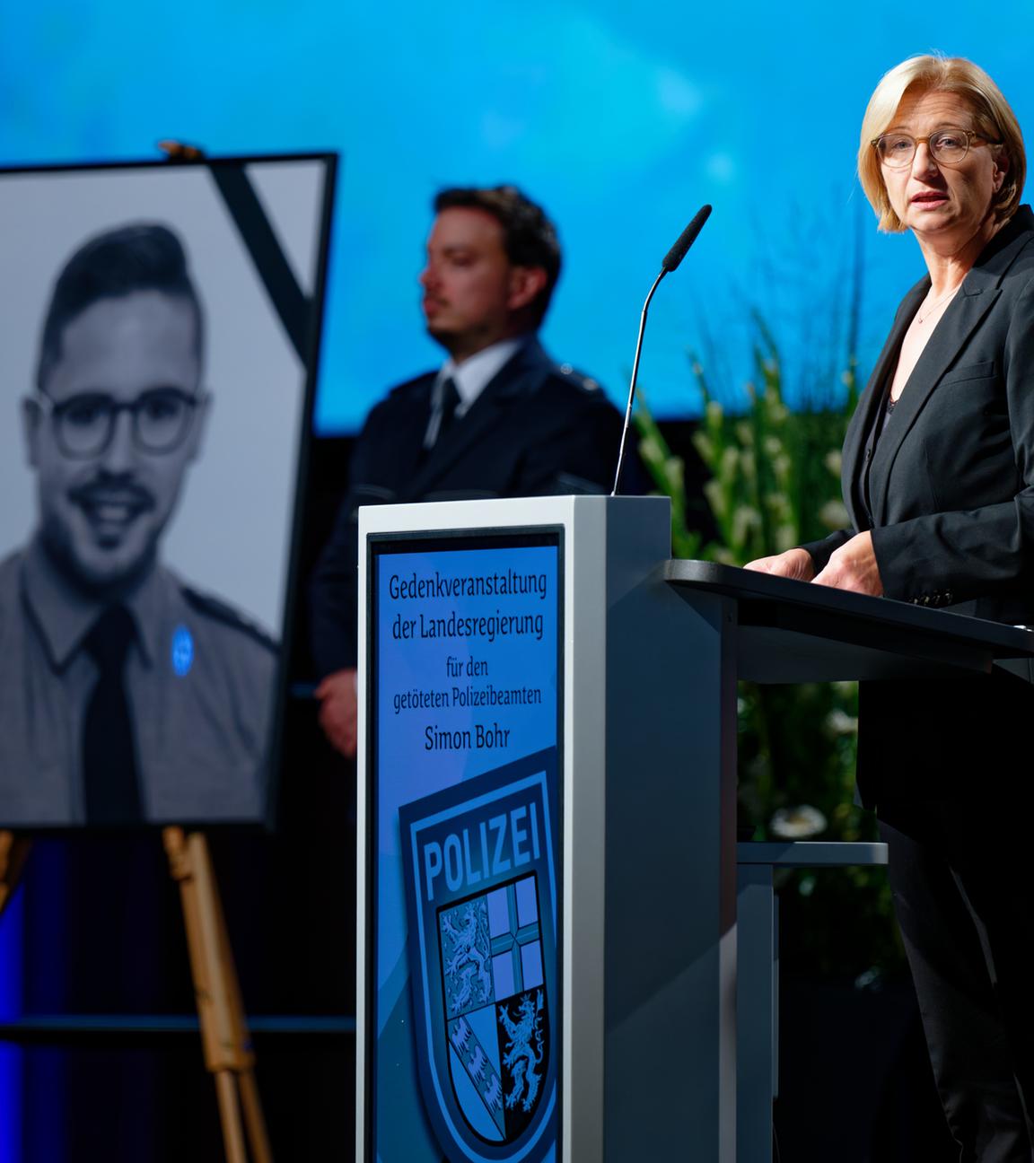 05.09.2025, Saarland, Saarbrücken: Anke Rehlinger (SPD), Saarlands Ministerpräsidentin, spricht in der Saarlandhalle während der Gedenkfeier der saarländischen Landesregierung für den in Völklingen getöteten Polizisten. 