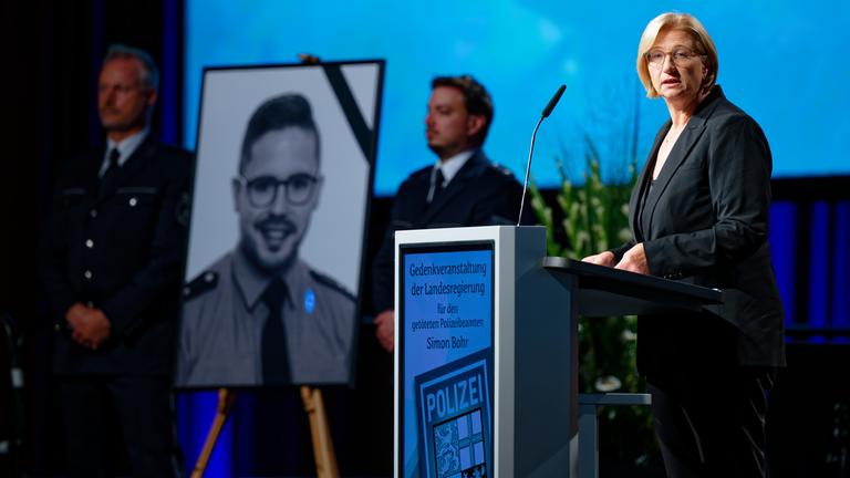 05.09.2025, Saarland, Saarbrücken: Anke Rehlinger (SPD), Saarlands Ministerpräsidentin, spricht in der Saarlandhalle während der Gedenkfeier der saarländischen Landesregierung für den in Völklingen getöteten Polizisten. 