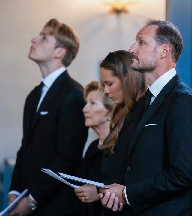 Norwegens König Haakon VIII. (rechts), Prinzessin Ingrid Alexandra (zweite von rechts), Königin Sonja (zweite von links) und Prinz Sverre Magnus (links) nehmen am 30.08.2026 in der Kirche in Asker, Norwegen, an einer Gedenkfeier für den verstorbenen König Harald V. teil. 