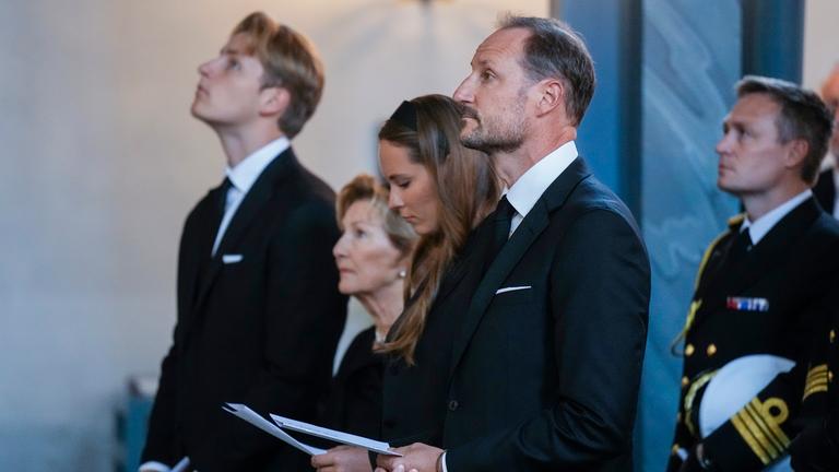 Norwegens König Haakon VIII. (rechts), Prinzessin Ingrid Alexandra (zweite von rechts), Königin Sonja (zweite von links) und Prinz Sverre Magnus (links) nehmen am 30.08.2026 in der Kirche in Asker, Norwegen, an einer Gedenkfeier für den verstorbenen König Harald V. teil. 