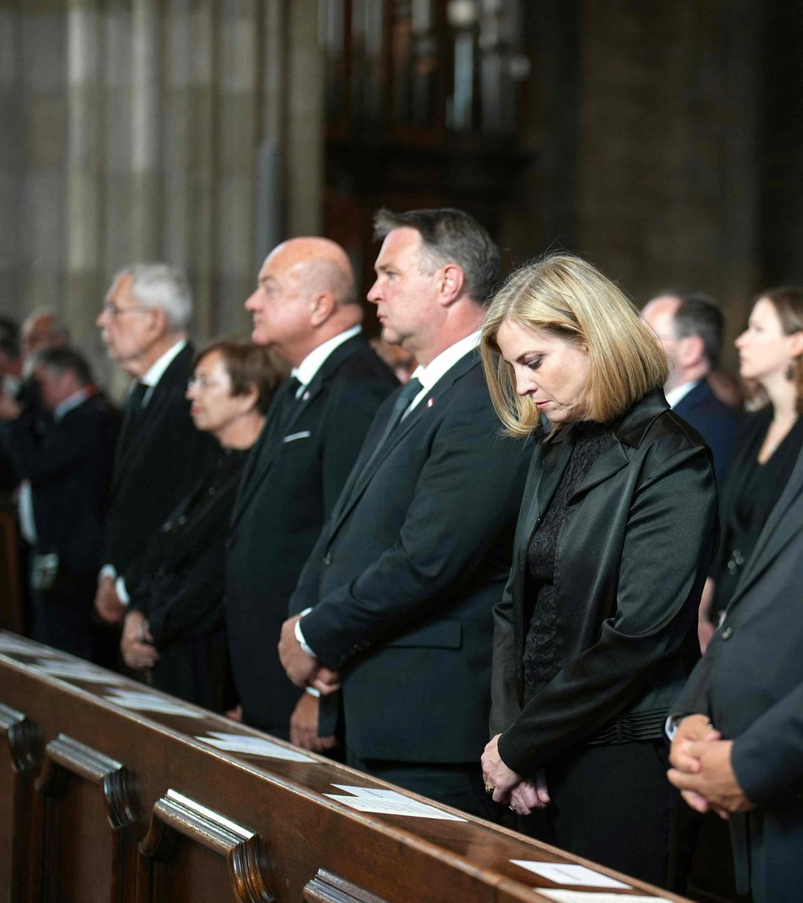 Der österreichische Präsident Alexander Van der Bellen, seine Frau Doris Schmidauer, der österreichische Bundeskanzler Christian Stocker, der österreichische Vizekanzler, die österreichische Außenministerin Beate Meinl-Reisinger und der Präsident des Nationalrats Walter Rosenkranz nehmen am 12. Juni 2025 an einem Gedenkgottesdienst im Wiener Stephansdom teil, nachdem zwei Tage zuvor bei einem Amoklauf an einer Schule in Graz im Südosten Österreichs mehrere Menschen ums Leben gekommen waren