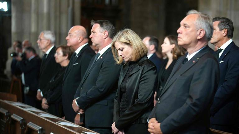 Der österreichische Präsident Alexander Van der Bellen, seine Frau Doris Schmidauer, der österreichische Bundeskanzler Christian Stocker, der österreichische Vizekanzler, die österreichische Außenministerin Beate Meinl-Reisinger und der Präsident des Nationalrats Walter Rosenkranz nehmen am 12. Juni 2025 an einem Gedenkgottesdienst im Wiener Stephansdom teil, nachdem zwei Tage zuvor bei einem Amoklauf an einer Schule in Graz im Südosten Österreichs mehrere Menschen ums Leben gekommen waren