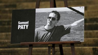 Das Porträt des ermordeten Lehrers Samuel Paty mit schwarzem Band