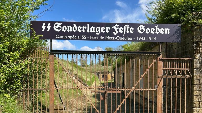 Festung Queuleu bei Metz. Ein rostiges Tor trägt die Aufschrift "Sonderlager".