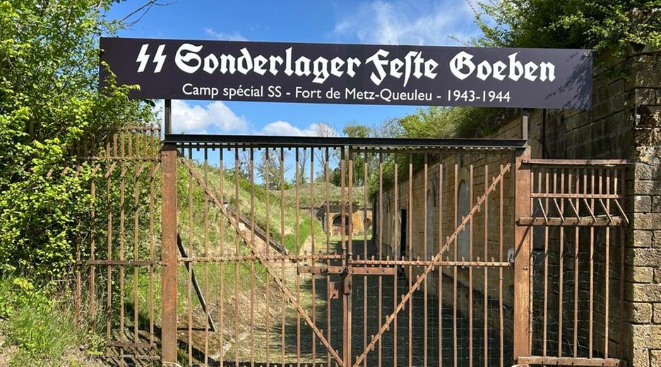 Festung Queuleu bei Metz. Ein rostiges Tor trägt die Aufschrift "Sonderlager".