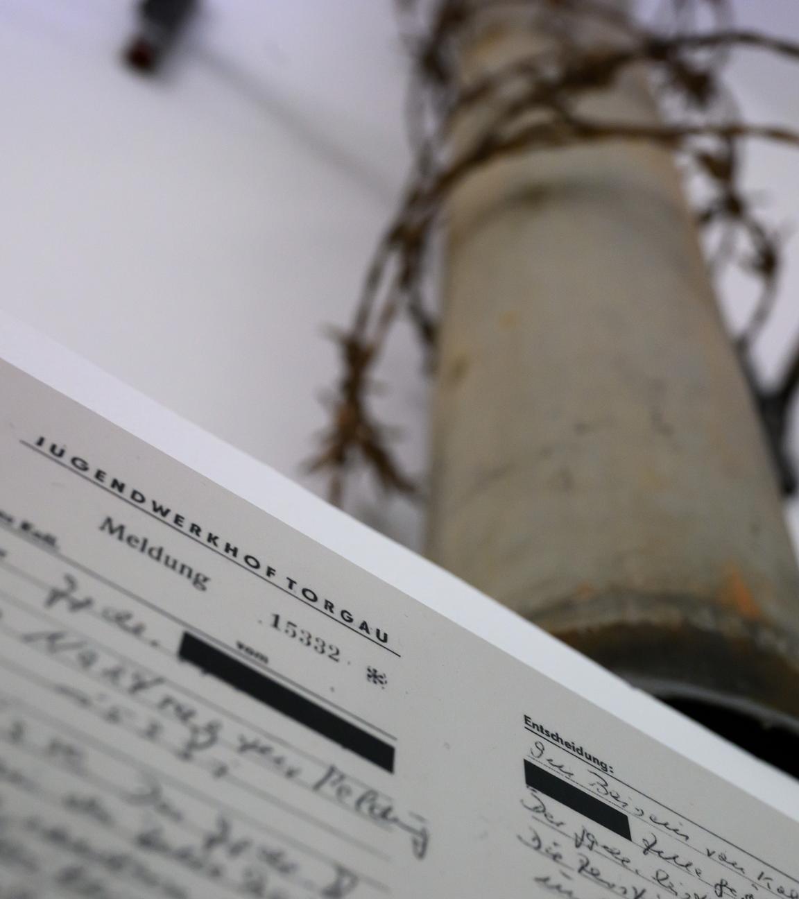 22.11.2024, Sachsen, Torgau: Die Kopie einer Meldung des früheren Geschlossenen Jugendwerkhof Torgau wird in der neuen Ausstellung der Gedenkstätte gezeigt