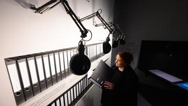 22.11.2024, Sachsen, Torgau: Manuela Rummel von der ·Gedenkstätte Geschlossener Jugendwerkhof Torgau· blättert in der neuen Ausstellung in einer Sonderakte, die für jeden Jugendlichen hier angelegt wurde.