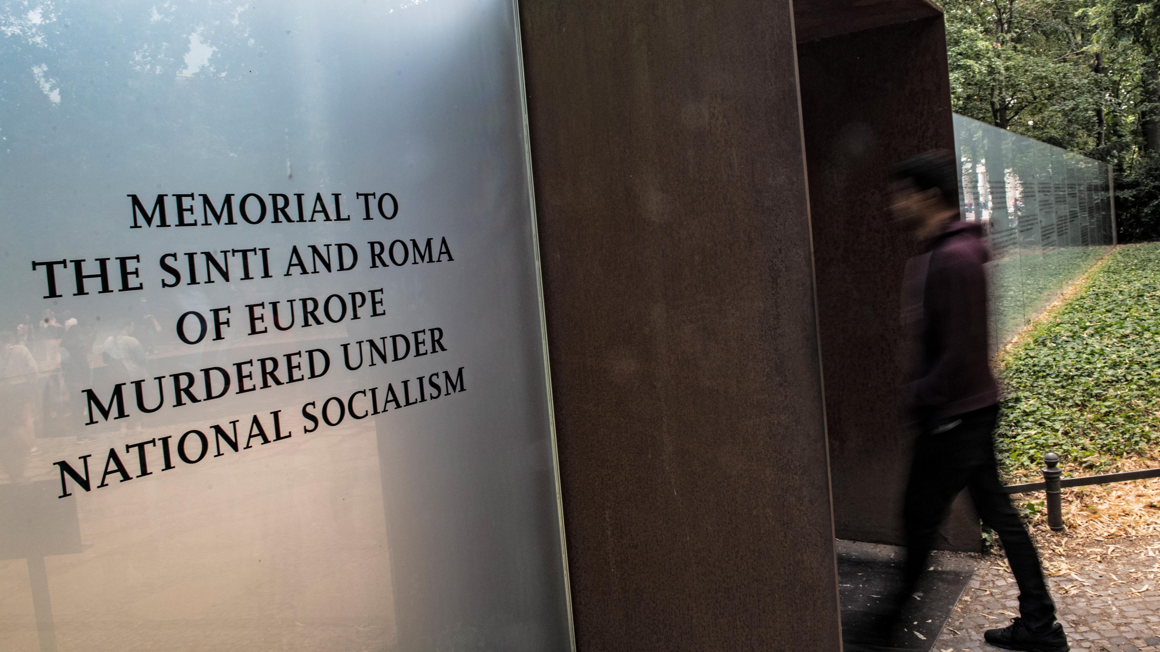 Berlin: Besucher gehen auf das Gelände der Gedenkstätte für die im Nationalsozialismus ermordeten Sinti und Roma in Tiergarten.