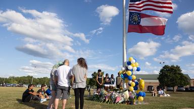 Schüler und Gemeindemitglieder versammeln sich am 5. 9. 2024 in Winder, Georgia, an einer provisorischen Gedenkstätte vor der Apalachee High School.