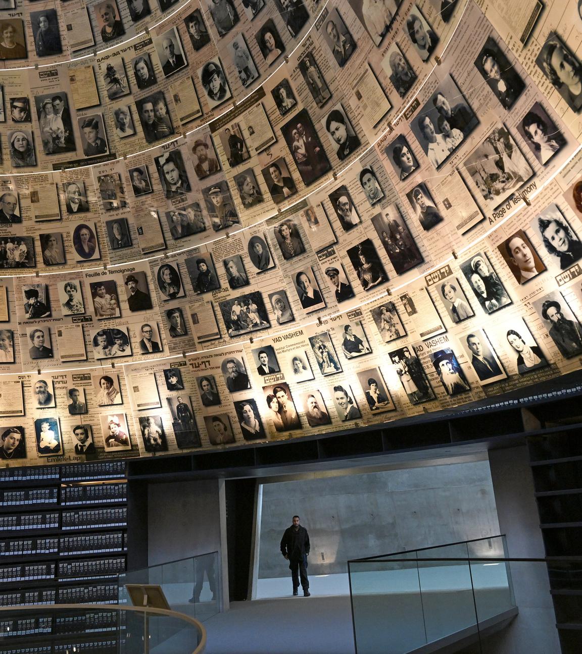 Besucherinnen und Besucher gehen durch die Holocaust-Gedenkstätte Yad Vashem in Jerusalem.
