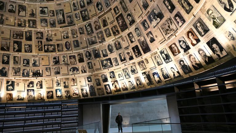 Besucherinnen und Besucher gehen durch die Holocaust-Gedenkstätte Yad Vashem in Jerusalem.
